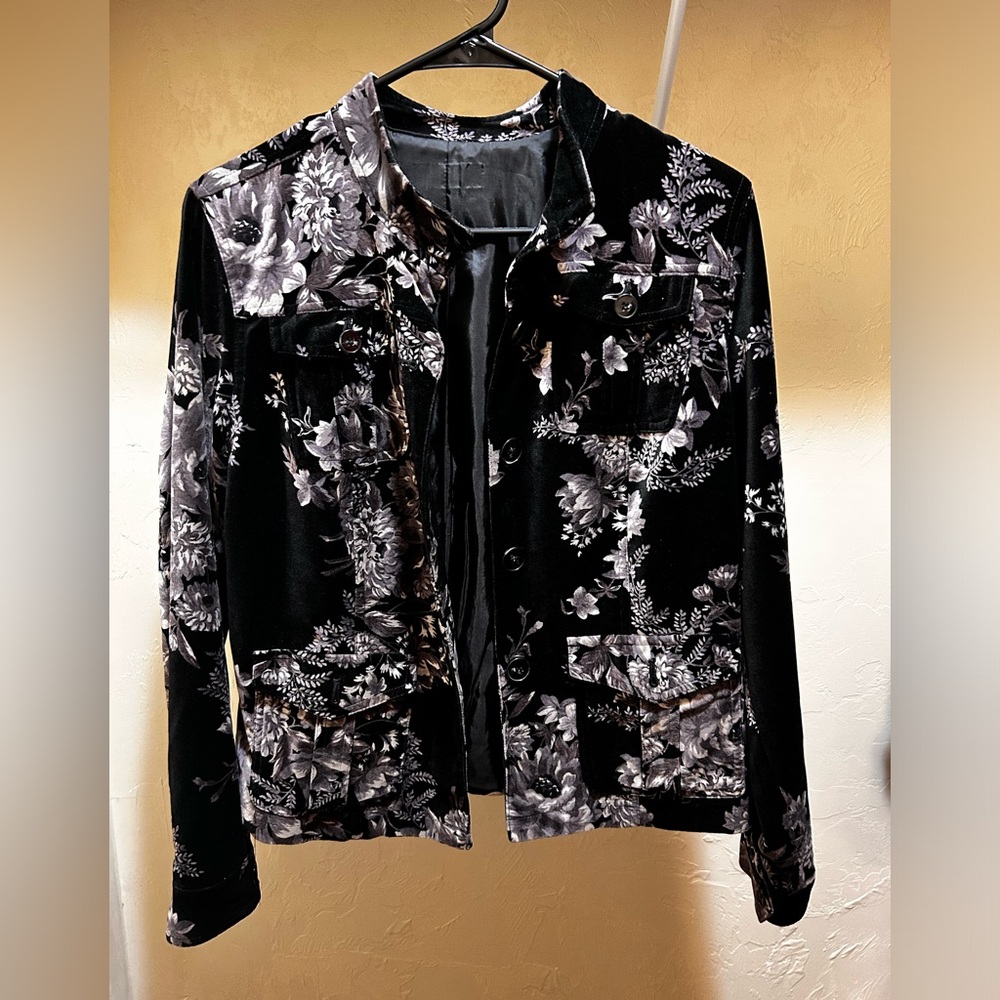 Gorgeous Black Velvet Women's Jacket with the floral embellishment, like new szL